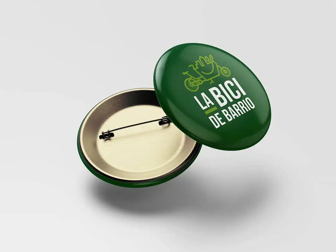 Diseño de merchandising y chapas promocionales para La Bici de Barrio - La Fazctoria Diseño de chapa corporativa y merchandising para La Bici de Barrio transporte en bici de proximidad en Madrid realizado por La Fazctoria