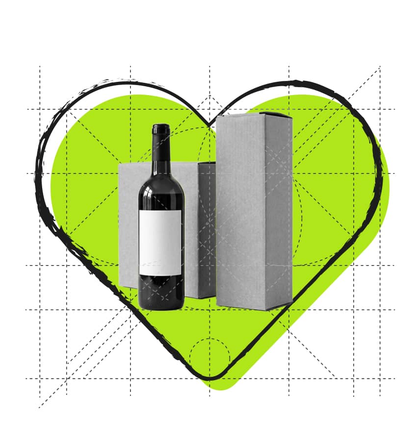 Botella de vino con etiqueta neutra y cajas de embalaje sobre el corazón verde corporativo para el servicio de packaging de La Fazctoria