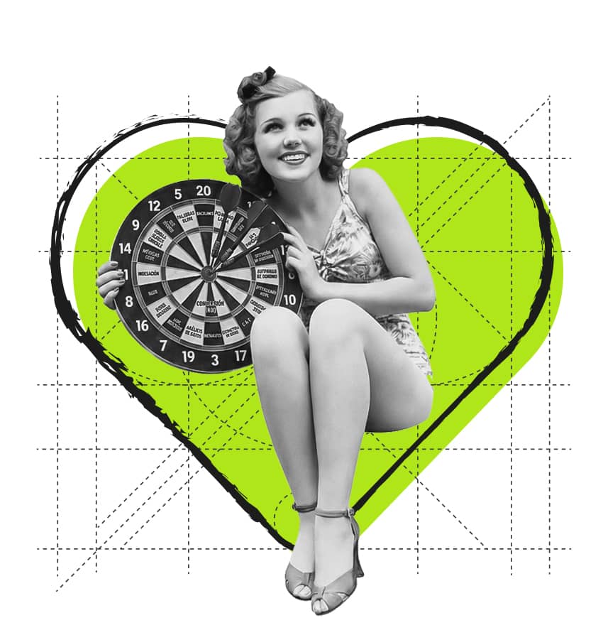 Posicionamiento SEO y optimización web - La Fazctoria Mujer estilo retro sosteniendo una diana con dardos clavados en el centro sobre el corazón verde corporativo para el servicio de SEO de La Fazctoria